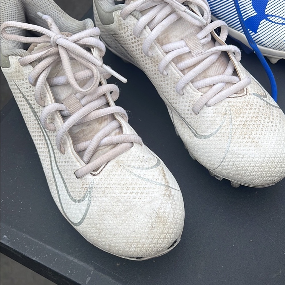 Baseball Cleats - Picture 3 of 4